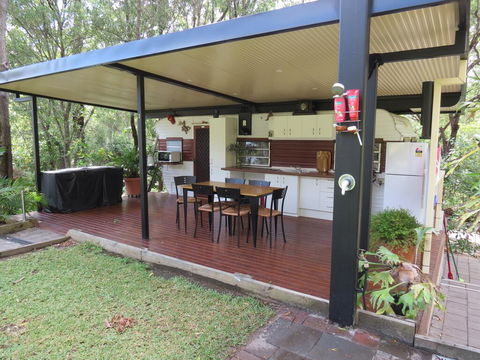 BoBRENE On Tamborine Nude Retreat - Cosy Chalet - Nambucca Heads Accommodation 3