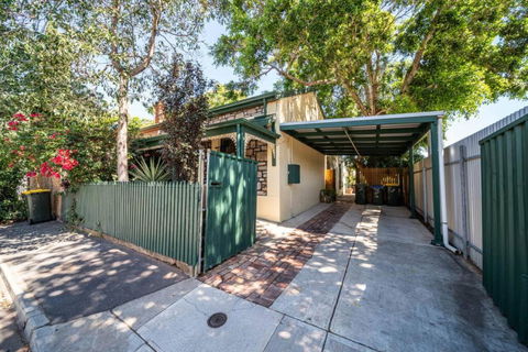 The Spotted Cow,city Fringe,pet Friendly-Free Wine - Nambucca Heads Accommodation 1